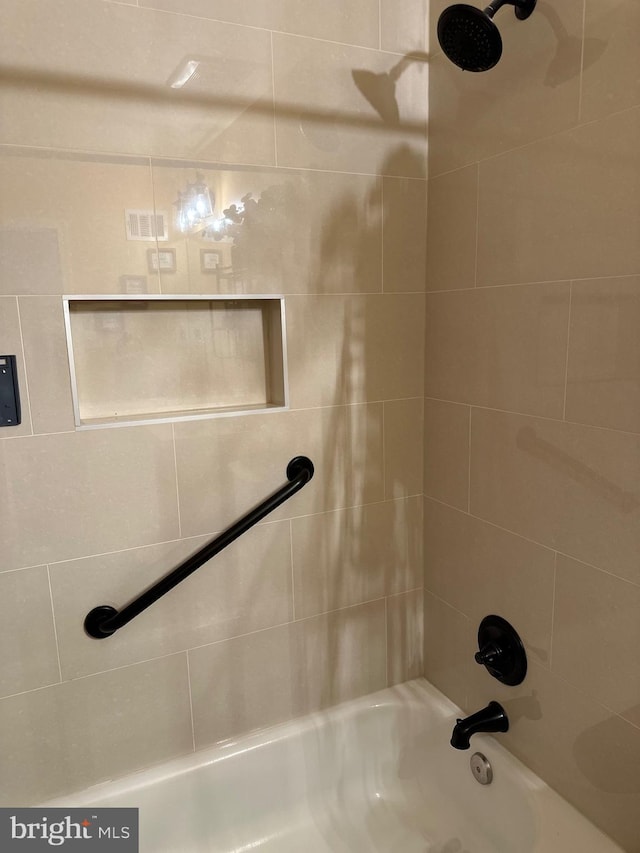 bathroom featuring tiled shower / bath combo