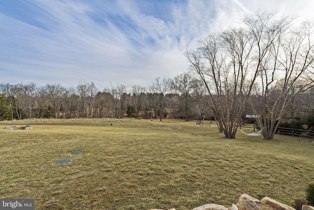 view of yard featuring a rural view