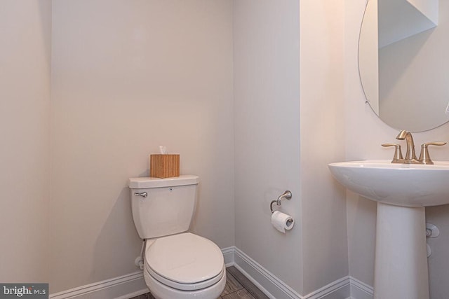 bathroom featuring toilet and sink