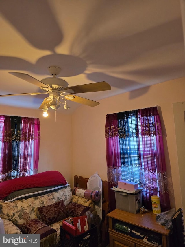 bedroom with ceiling fan