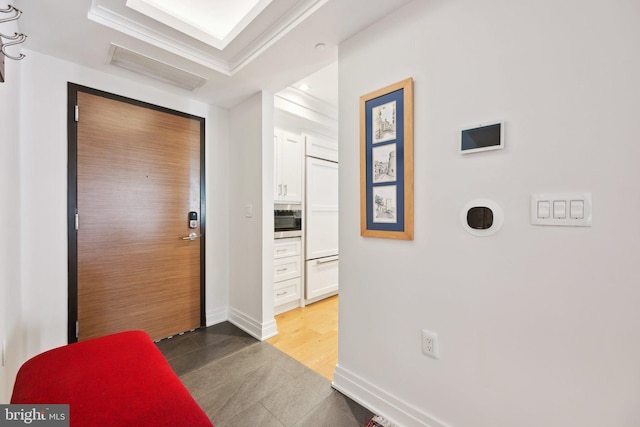 foyer featuring visible vents and baseboards