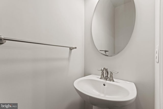 bathroom featuring sink