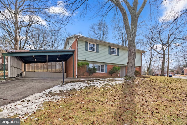 view of front of property featuring a carport