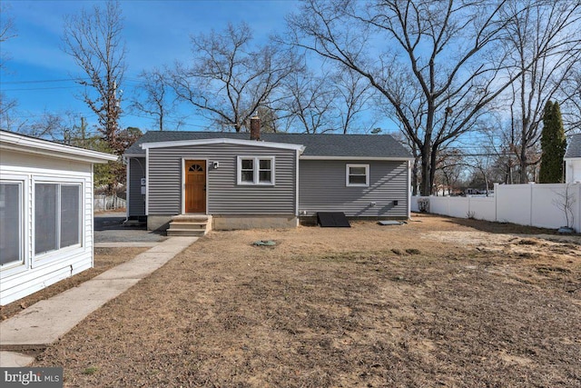 view of front of property featuring a front lawn