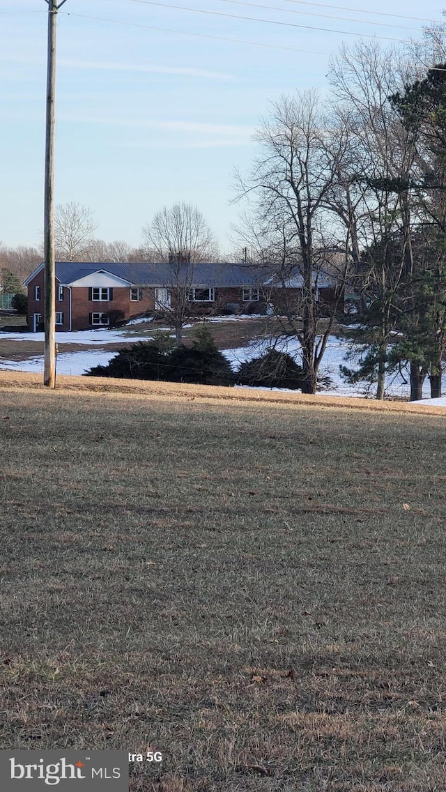 view of front of home featuring a front yard