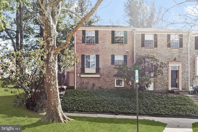 view of front of home featuring a front lawn