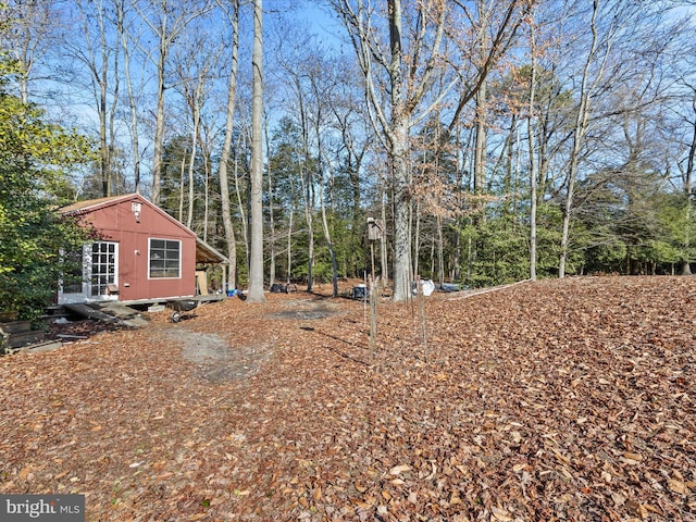 view of yard with a shed