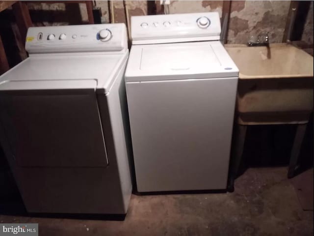 washroom featuring washing machine and clothes dryer