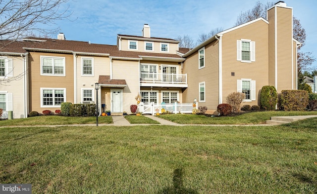 view of front of property featuring a front yard