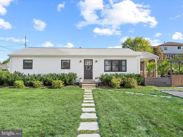 ranch-style house featuring a front yard