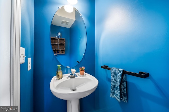 bathroom featuring sink