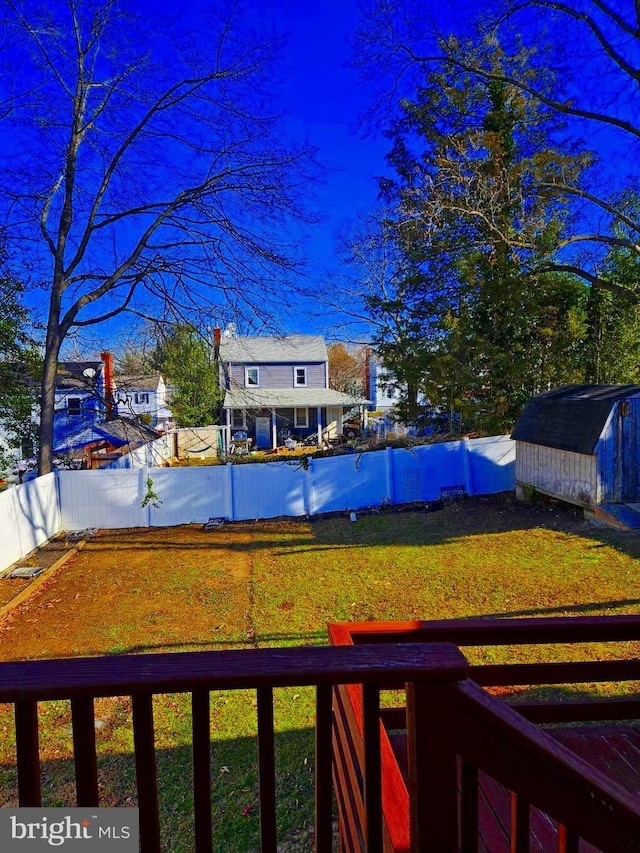 view of yard with a storage unit