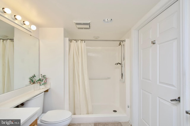 bathroom with vanity, curtained shower, and toilet