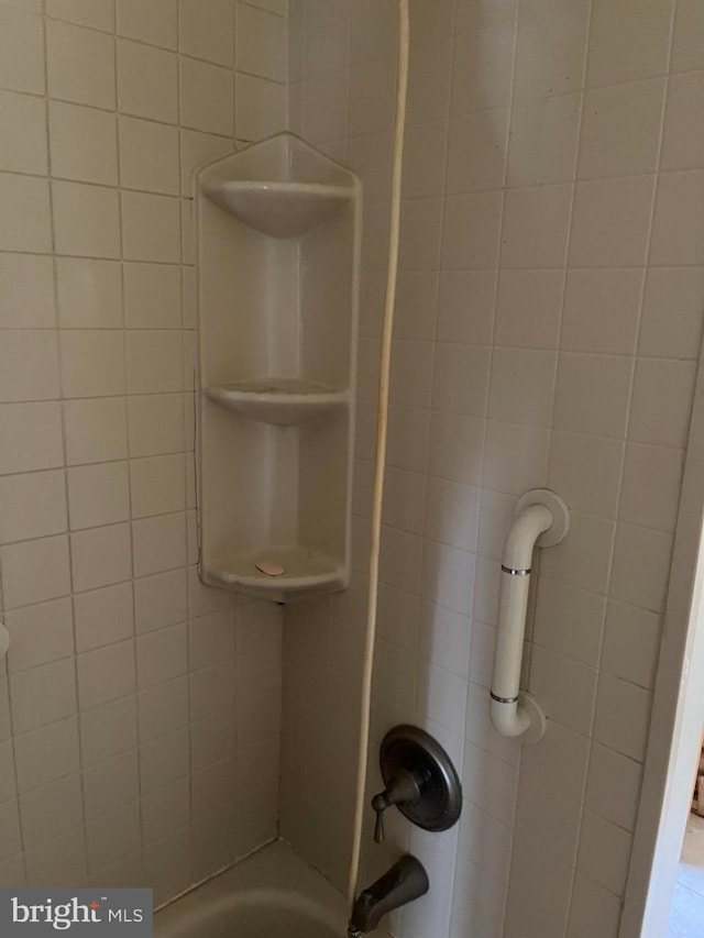 bathroom featuring tiled shower / bath combo