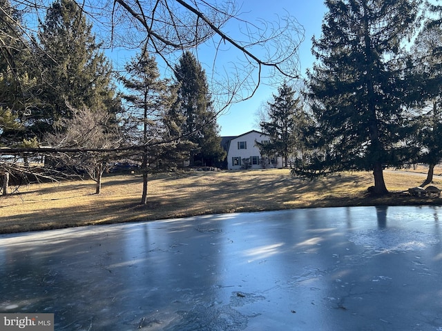 view of yard featuring a water view