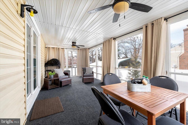 sunroom with ceiling fan