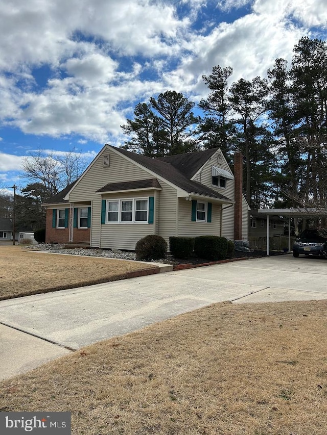 view of front of home featuring a front yard and a carport