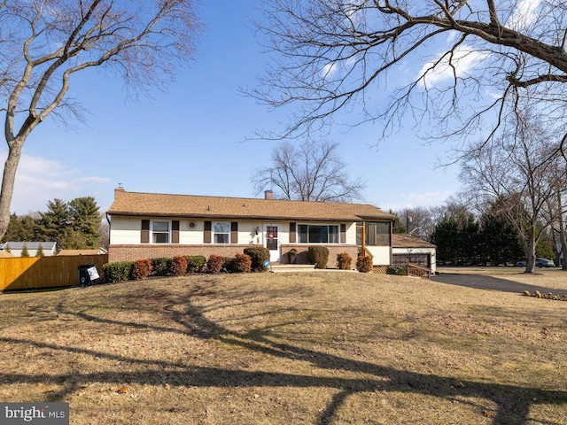 view of front of property featuring a front yard