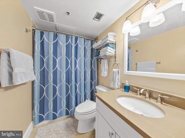 bathroom with a shower with curtain, vanity, and toilet