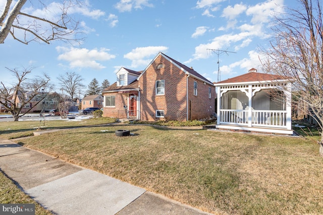 view of front facade with a front lawn and covered porch