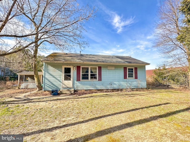 view of front of home featuring a front yard