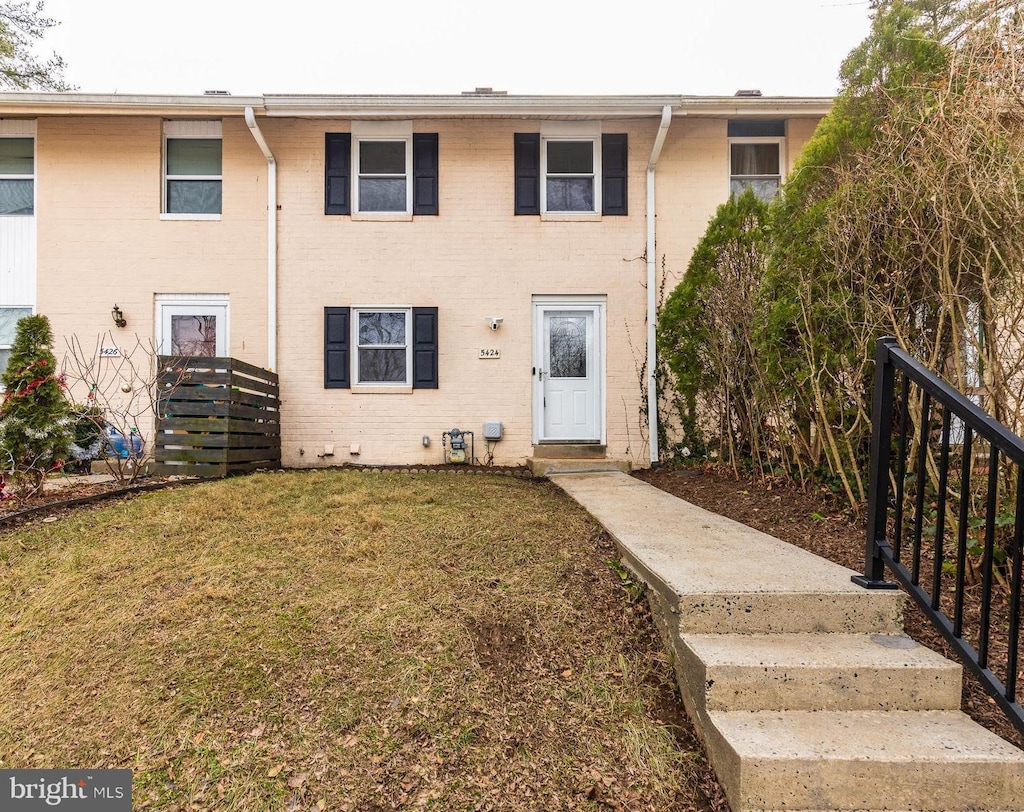 view of front of property featuring a front yard