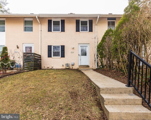 view of front of property featuring a front lawn