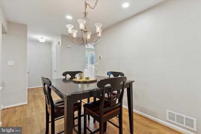 dining area featuring recessed lighting, visible vents, light wood-style flooring, and baseboards