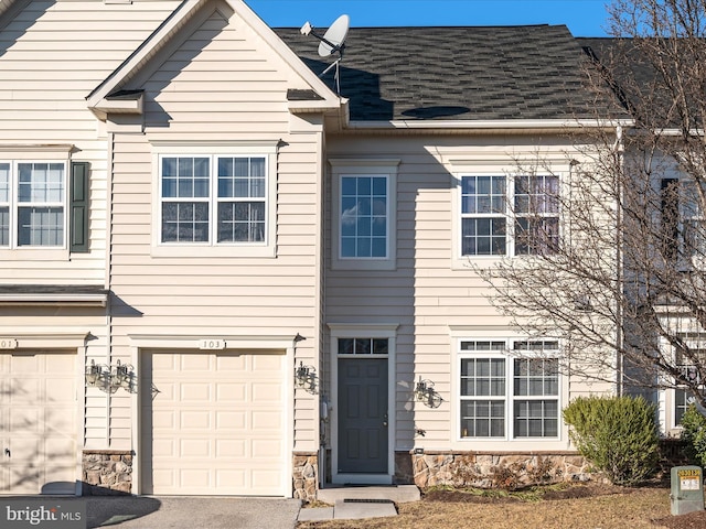 view of front facade featuring a garage