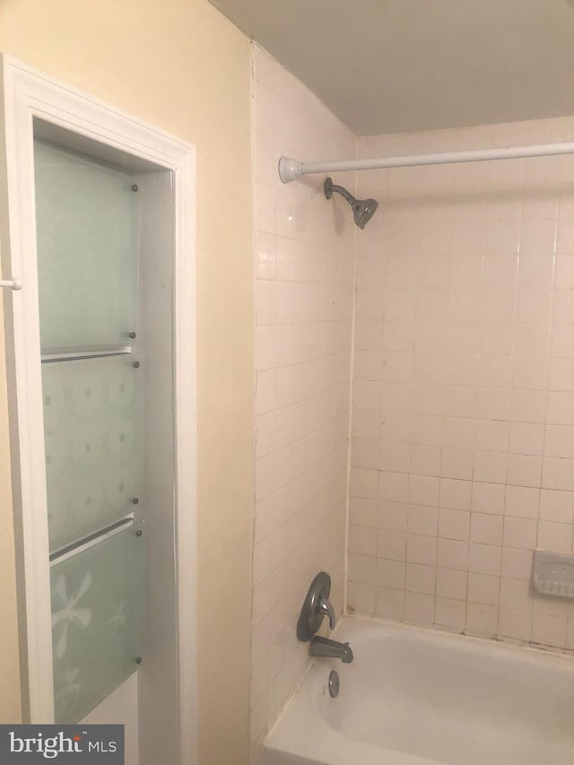 bathroom featuring tiled shower / bath combo