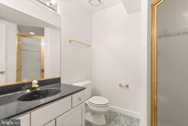 full bath with baseboards, visible vents, toilet, a shower with door, and vanity