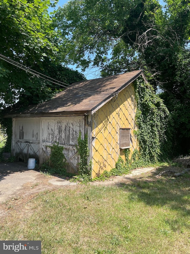 view of side of property featuring a lawn