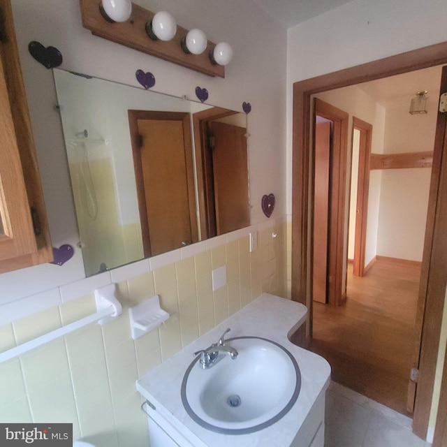 bathroom with backsplash and vanity