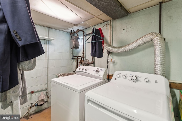 clothes washing area with laundry area and washing machine and dryer