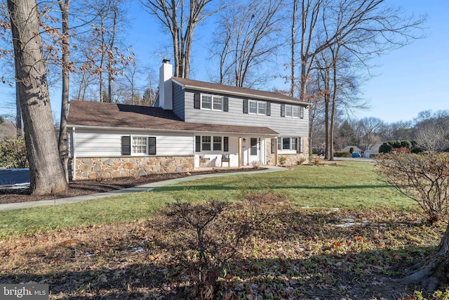 view of front of property with a front lawn