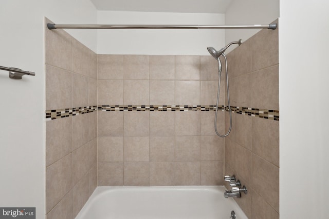 bathroom with tiled shower / bath