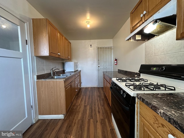 kitchen featuring decorative backsplash, dark hardwood / wood-style floors, sink, and range with gas cooktop