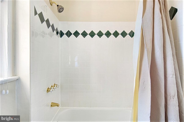 bathroom featuring tiled shower / bath