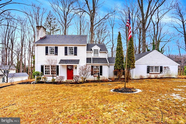 view of front facade featuring a front yard