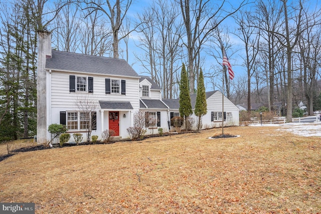 view of front of property featuring a front lawn