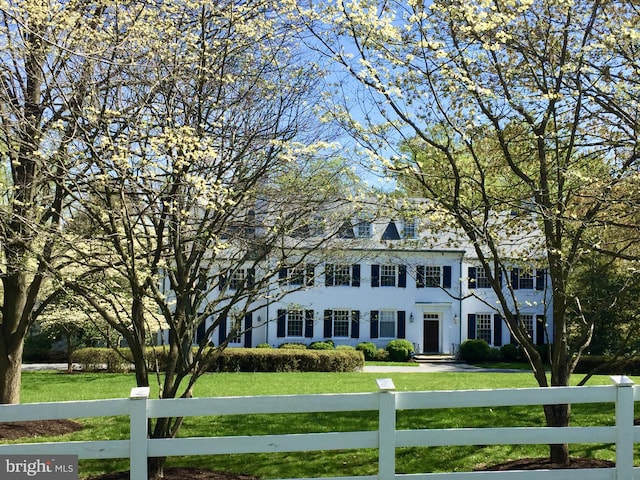 view of front of property featuring a fenced front yard and a front yard