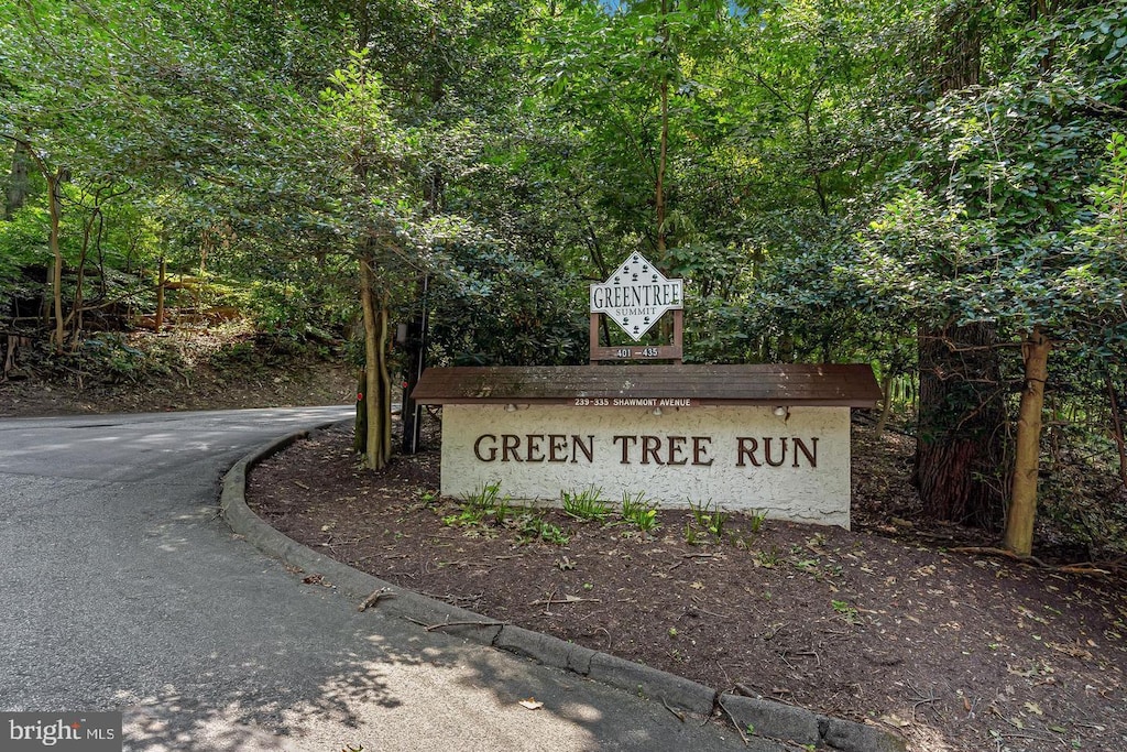 view of community / neighborhood sign