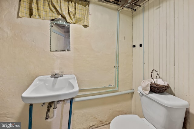 bathroom featuring sink and toilet