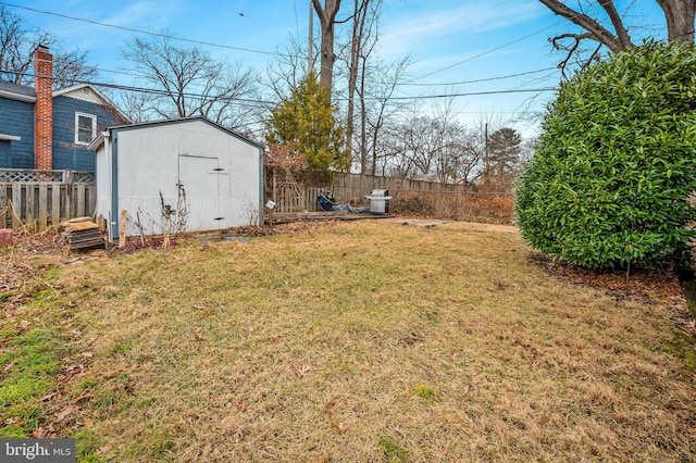 view of yard featuring a storage shed