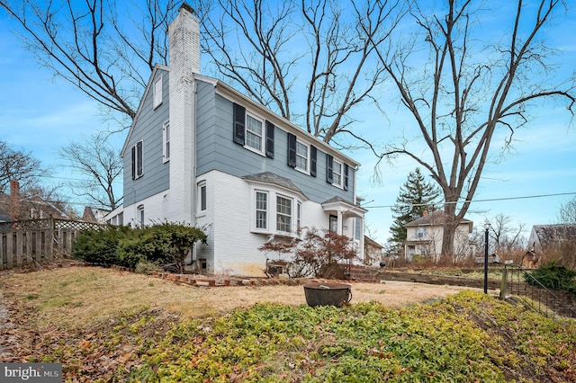 view of front of house featuring a front yard