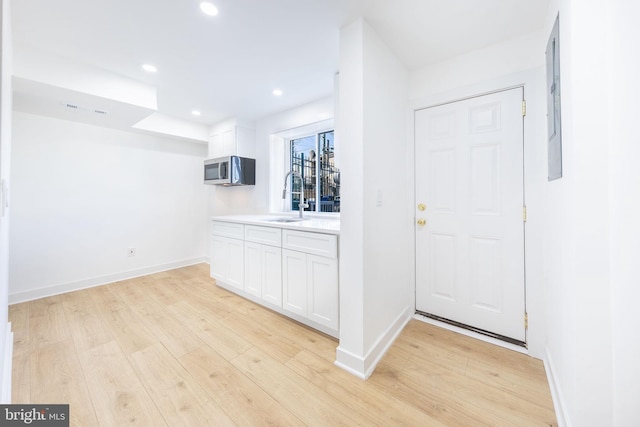 foyer featuring recessed lighting, light wood-type flooring, and baseboards