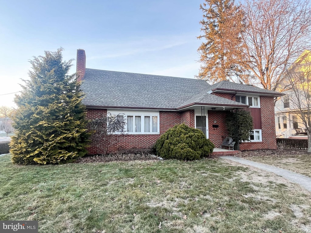 view of front of house featuring a front lawn