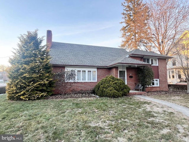 view of front of house featuring a front lawn