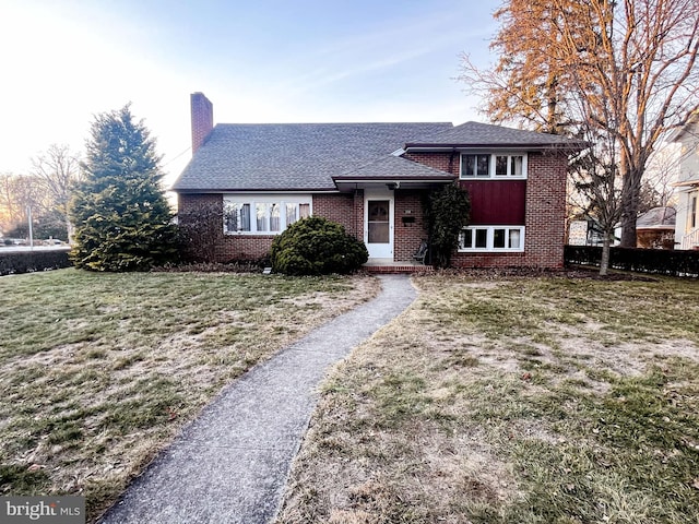 view of front of property with a front yard