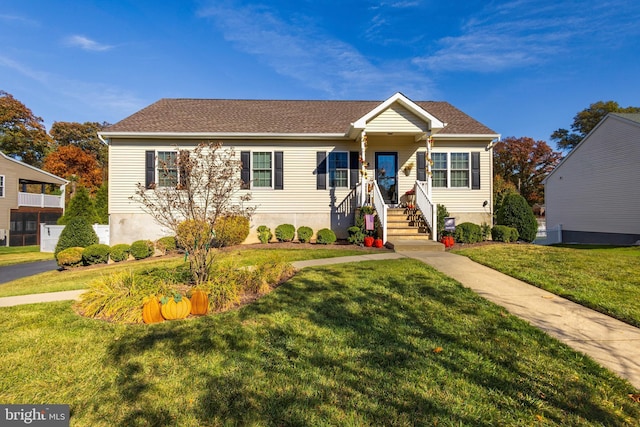 view of front of property featuring a front lawn